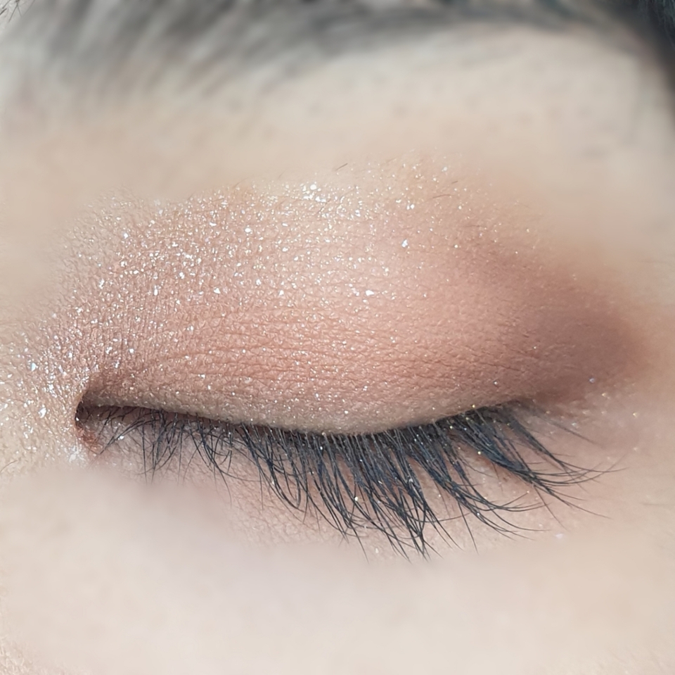 3번으로 눈 꼬리에 음영을 줍니다