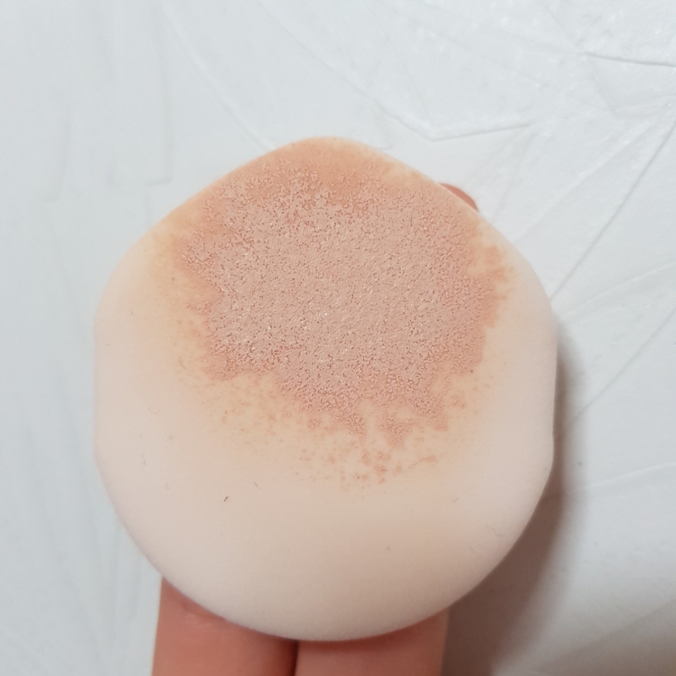 힘조절을 잘못해서 너무 많은 양을 퍼프에 뭍혀버렸는데 저저정도의 양이면 양 볼은 충분히 바를 수 있어요! 개봉하고 힘조절, 양조절은 필수인거 아시죵?!