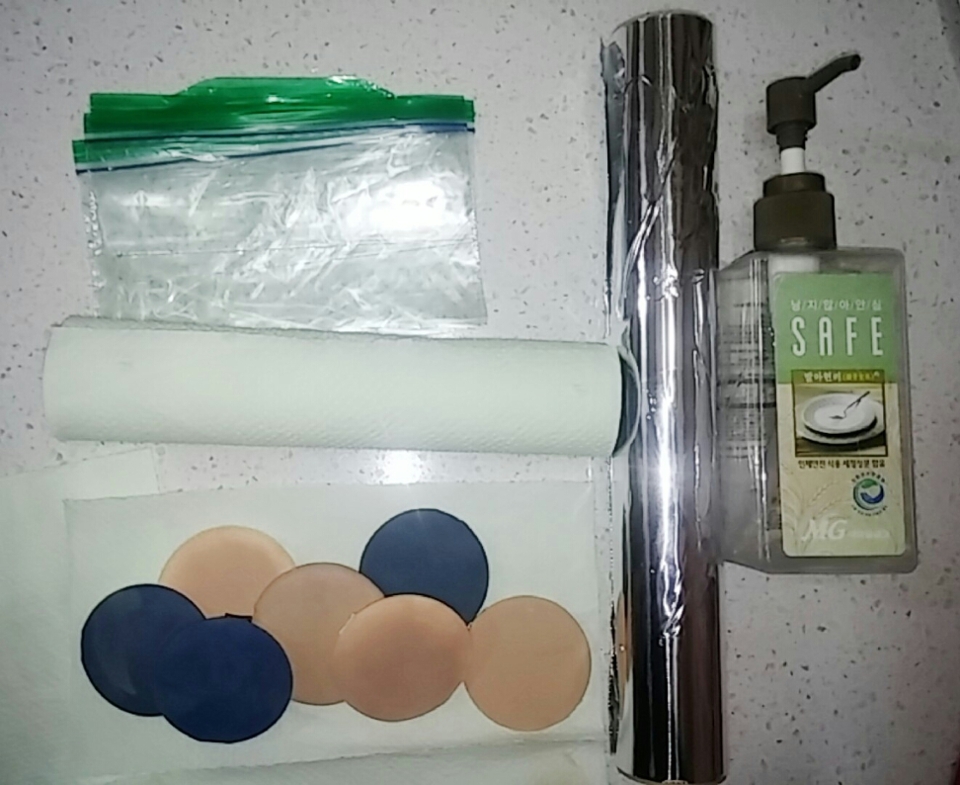 준비물은
더러워진 퍼프. 지퍼팩. 밀대(로 쓸 호일). 키친타올. 주방세제(클렌징 워터나 오일 폼이어도 더 좋아용^^). 물