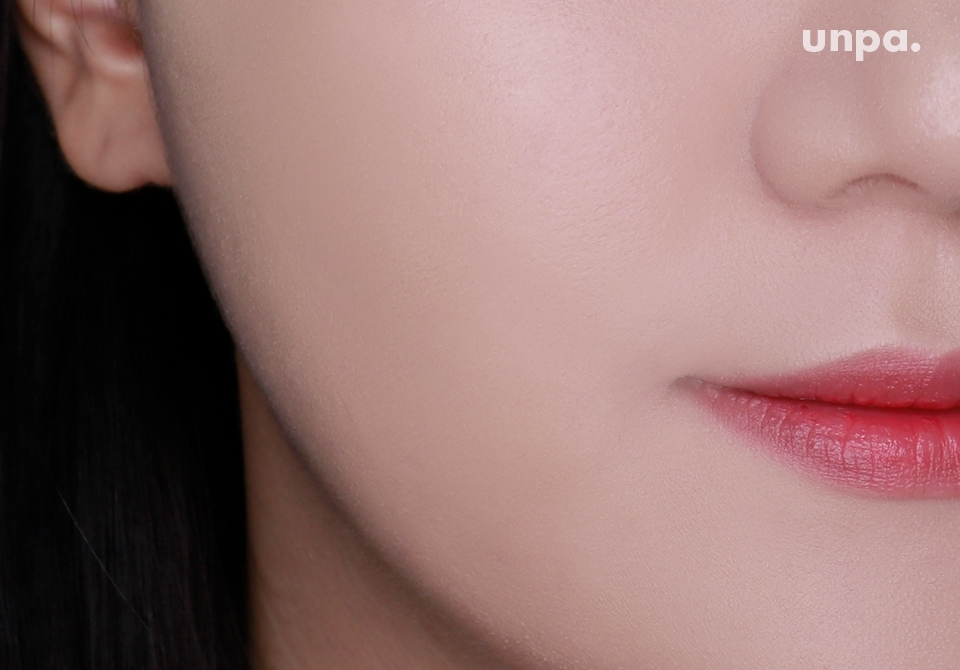 좋은 발림성에 피부에 겉도는 것 없이 밀착되니까
파운데이션을 발라도 끼이거나 밀리는 거 없음~
오히려 선크림이 주는 자연스러운 윤광 덕에
피부도 훨씬 좋아보이더라구 >,<
