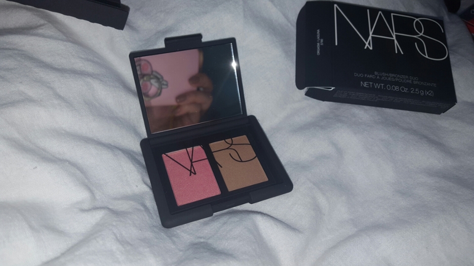 플래쉬를 터뜨려서 찍었더니 
사진이 좀 이상하지만
색감은 그대로 담았네요 

보시다시피 브론저는 붉은색상이 전혀 없는 약간의 펄이 있는 브론저예요

그런데 얼굴에 올리면 펄 때문에 거슬리는 느낌은 전혀전혀 없어요