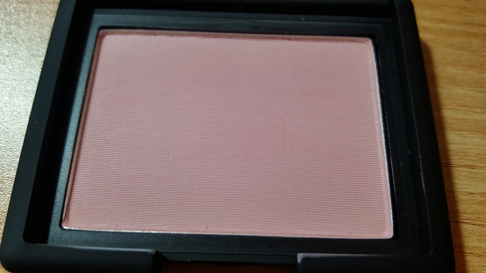 요번에 득한 "임패션드" 색상이에요
약간 톤 다운된 아주 미세하게 보라빛이 섞인 핑크색이에요
쿨톤에게 좀 더 잘 어울릴 톤이긴 한데 쿨!!하지 않아서 충분히 다 사용가능하실 것 같아요