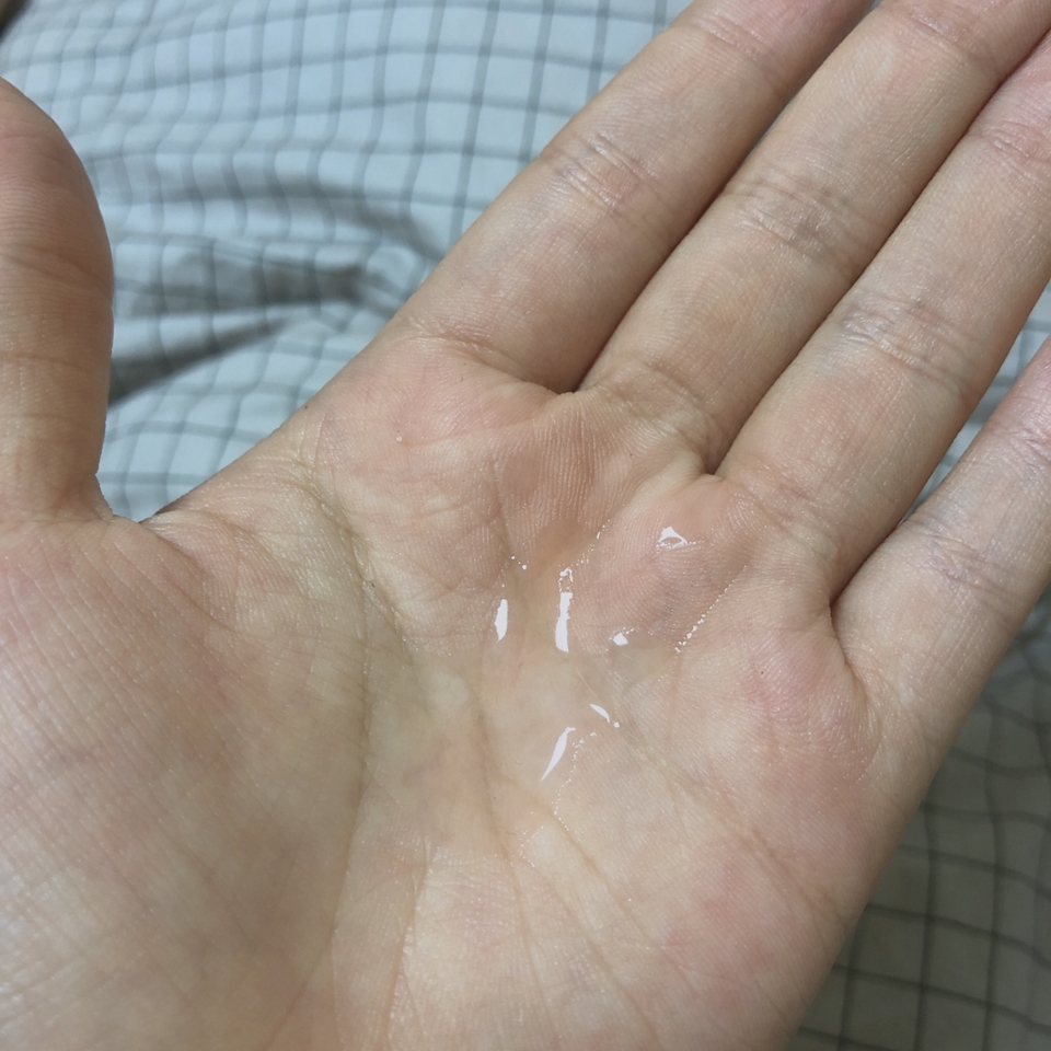 제형은 매우매우매유 묽어요! 그냥 물같은 제형이에요. 투명하고, 향은 나는 듯 안나는 듯 했어요!