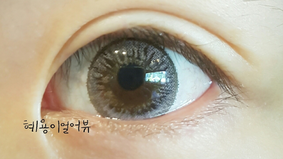 세수도 안한, 퉁퉁 부은 눈도 COVER해줍니다..☆
눈에 착용하고 발색나니, 이제 마음이 놓입니다..!:)

정말 너무 예뻐요!
그레이 핑크라서 연보라?느낌이나요!♡ㅡ♡

브라운과 검정색이 그레이로 보여지고,
핑크와 그레이가 섞이니, 연보라!♡
