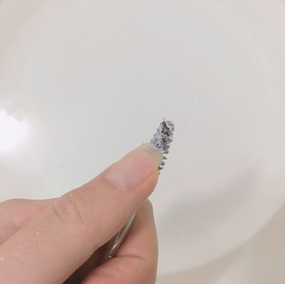 손톱으로 박박 긁어내 주세요.
이하는 같습니다:)