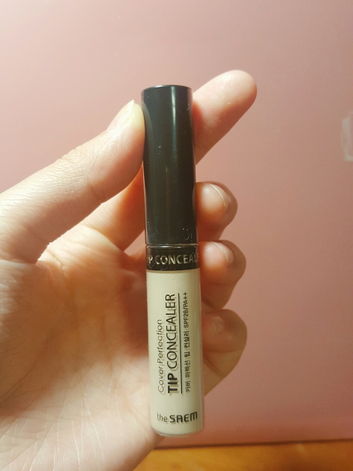 🍎더샘 커버 퍼펙션 팁 컨실러 1호에요
요거 너무 유명하죠!!! 요거도 정말 잘쓰고있는템이에요
커버도 너무 잘되는데 가격도 저렴해요 세일가가 4천원대에요!
하지만 밀착력이 너무좋아서 찍어두고 빨리 펴바르셔야해요
안그러면 말라서 자국?이 남아요ㅎㅎ