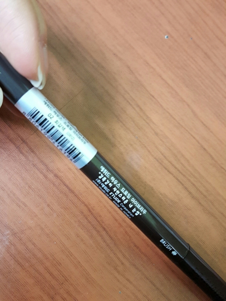 외관과 제품에 대해서 입니당!


제 눈썹색깔인 회갈색!! 친구들이 원래쓰던 갈색보다 이 아이브로우로 눈썹을 그리고 가니까 이 색이 훨씬 낫데요🙆 룰루~~~~