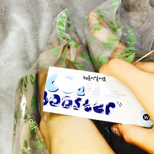 이제 CO2 부스터 용액을 각각 풋시트에 넣어볼까요~? <3
아니 왜 이사진만 플래쉬가 켜졌는지는 저도 모릅니다 ㅋㅋㅋㅋㅋㅋㅋ ( 헿-, )
이 아이도 마찬가지로 쿨링감이 느껴져요! 
