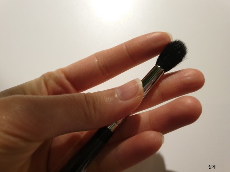 아이 블렌딩 브러쉬

홍대 르브와에서 블렌딩브러쉬 샀는데 힘이 넘 약해서 안씨에서 다시 또샀어요ㅋㅋ 이거진짜 섀도우 블렌딩브러쉬로 짱! 외국인처럼 짙은 메이크업할때  크리즈 부분 블렌딩하려구 산건데 그런화장을 안해섴ㅋㅋㅋ자주쓰지는 않아요
