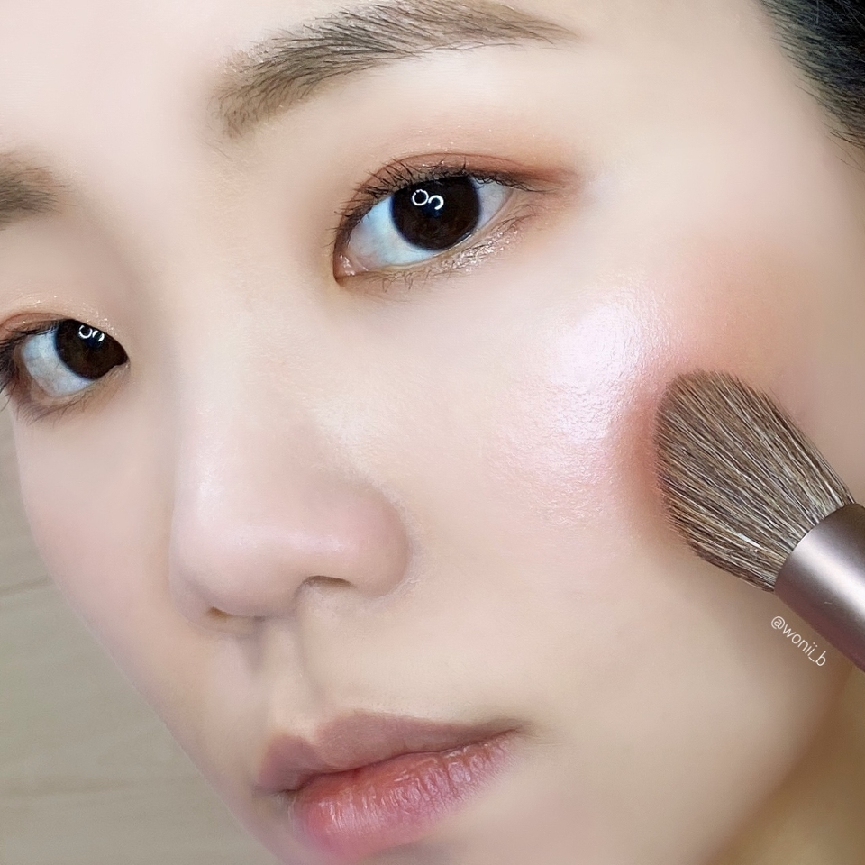바르실때 사용하는 도구에 따라서도 발색이 달라질텐데요, 저는 부드럽고 살짝 모가 촘촘한 브러쉬로 발라줬어요

처음엔 모가 좀 거친 나스 야치요 브러쉬를 사용해봤는데 펄이 좀 날리는 느낌이더라구요

다른 브러쉬를 사용했더니 펄도 날리지 않고 밀착력, 발색력이 좋아졌어요🥰

이름은 하이라이터지만 블러셔로 사용할수 있고 활용할수 있는 방법이 다양해서 하나쯤은 갖고 계시는걸 추천드려요💕

-
✨업체로부터 제품을 제공 받아 솔직하게 작성된 글입니다