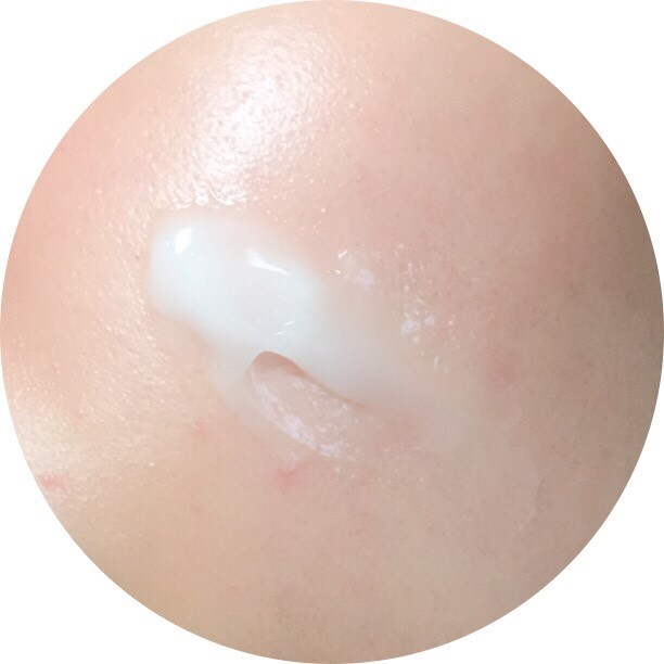 민감성 지성피부에 올려봤어요!
트러블흔적과 열감, 붉은기가 고민인 제 피부를
즉각 진정시주고 유수분밸런스를 맞춰줍니다