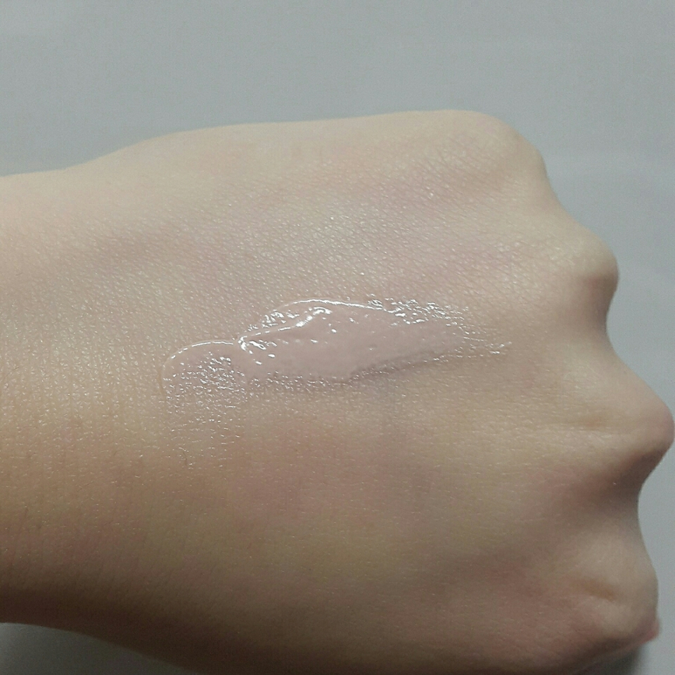 제형은 촉촉하면서 베이스겸용으로 나온거라 색이 들어가 있습니다
