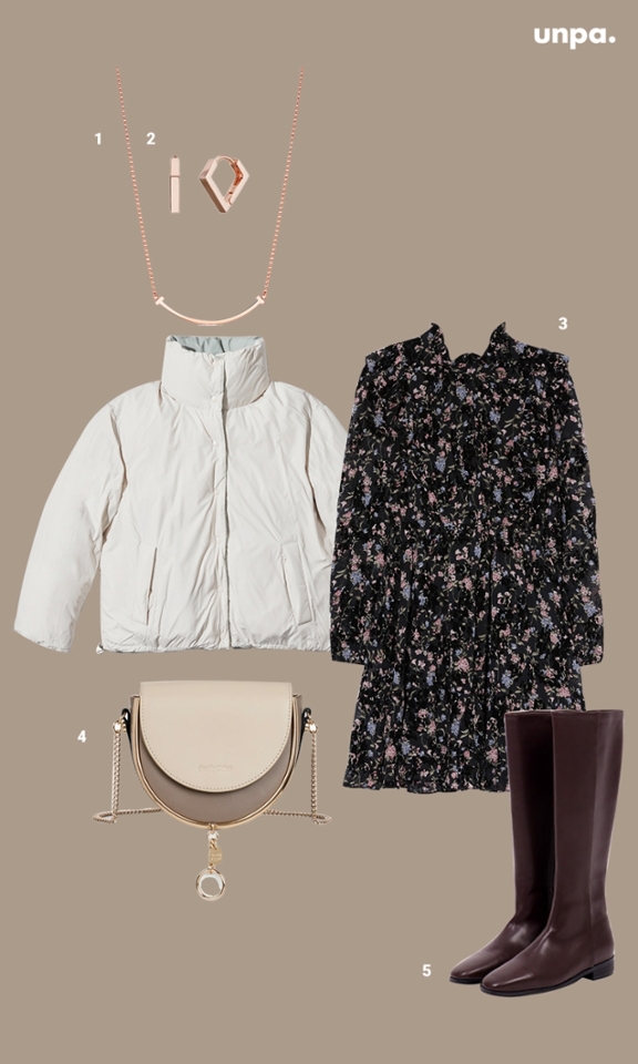 1.TIFFANY&Co 스마일 펜던트
2.HAESOO.L YUE4430
3.LAP 후로피 꽃프린트 미니원피스
4.SeebyChloe MARA 이브닝 백
5.nuus 크림든 롱부츠

겨울에도 꽃무늬 원피스는 못 참지!♥
사랑스러운 멀티컬러의 원피스가 포인트 되면서,
숏패딩과 만나 한층 더 귀여운 매력을 보여줘.
패딩과 원피스의 조합도 정말 스타일리시하지?

발까지 따시게 해줄 롱부츠와 함께
올겨울 데일리 & 데이트룩으로 참고해 보자구 : )
