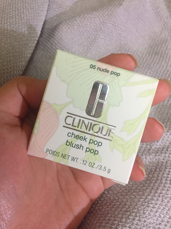 꽃이 그려진 예쁜 상자에 담겨 있어요!😊