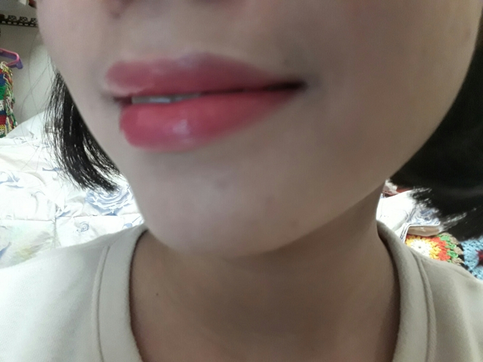 입술광택 보이시죠? 좀 촉촉한편이에용
  리뷰봐주셔서 감사합니당~