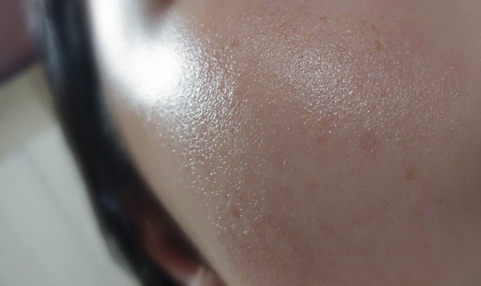 발라보았더니 역시나 번들거리면서 기름진 느낌은 있었어요
지금 날씨에 바르긴 괜찮지만 여름에 왔었다면 어찌되었을지...ㅎㅎ