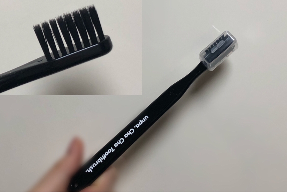 칫솔은 몸통 부분이 납작하고 넓어요
칫솔모는 길고 부드러워요!