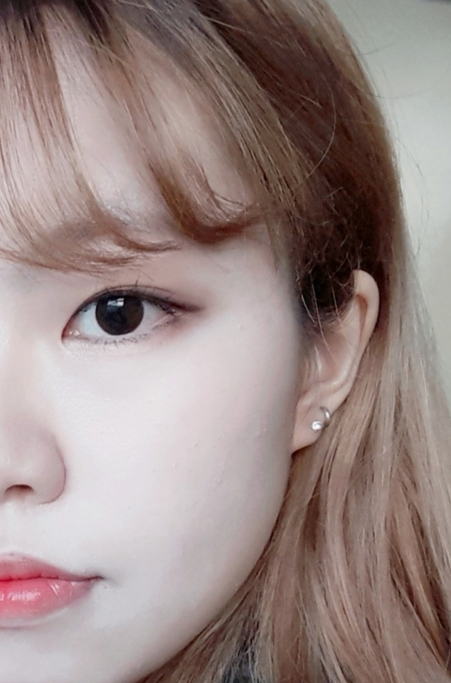 깔끔함 피부표현 완성~!! 뾰루지 다 커버되고 톤도 일정해졌어요~^^