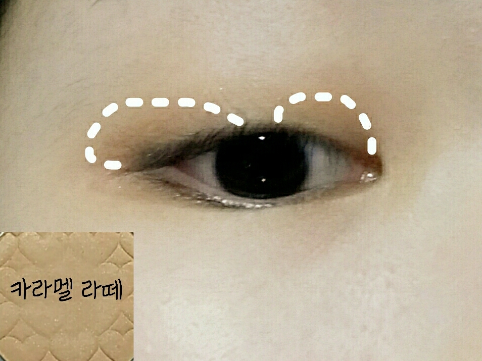 **편집하느라 화질이 좀 깨졌어요ㅠㅠㅠ! 열심히했으니까 너그럽게 봐주세용...죄송합니다🙇🙇🙇**
먼저 카라멜라떼를 점선과같이 발라주세요오
