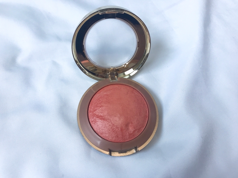 베이크드는 구운형식의 블러셔인데
모양이 돔형처럼 살짝 볼록한 형태가 특징이죠!

