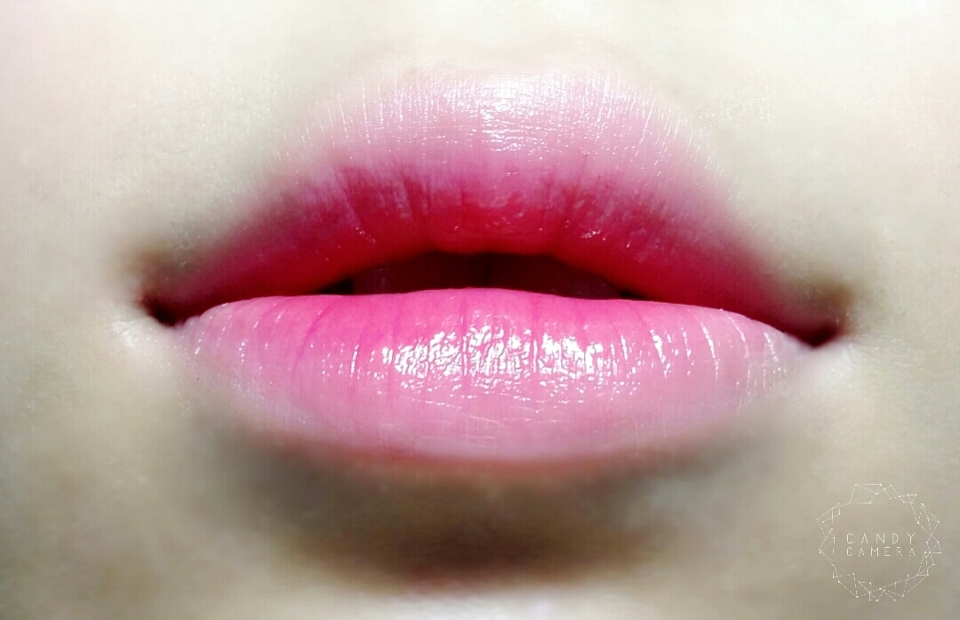 입술은 생기를 주는 정도로만 안쪽에 그라데이션 해줬어요.오일틴트라서 건조하지않아 수시로 립밤바를 필요가 없는 제품이에요! 학생메이크업완성☆
사용제품✋
비욘드 앨리스인 글로우 오일틴트