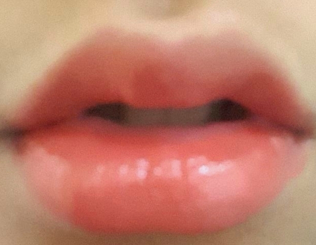 풀립
완전 풀로 채웠는데 사진에섴 그렇게 안 보이네요 쩝..

일단 촉촉하고 부드럽게 발리는 느낌이 있어요.
그리고 학원에서 색깔 본다고 한 번 발랐다고 물로 지운 게 아직 도 보이는 걸 보면 지속력도 어느정도 있는 듯해요.
그리고 컬러가 취향저격이예요.
포장은 개인적으로 별로지만..
단점은 아직 모르겠구요 아몰랑 끝