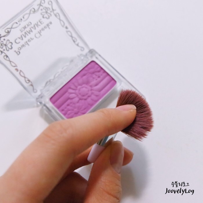 캔메이크 파우더 치크를 구매하게된 계기가
휴대하면서도 사용하기 좋은 브러쉬가 내장된 블러셔를 찾다가 다양한 컬러로 선택의 폭이 넓은 캔메이크 파우더 치크를 구매하게 되었어요!
브러쉬 퀄리티도 내장 브러쉬 치고는 모가 적당히 부드럽고 좋은 편이였어요! 