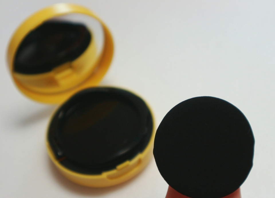 쿠션은 검정색이에요~