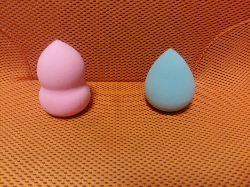 둘다 물먹인모습이에요. 저는 모양을 제외하고 같은줄알았는데 사용해보니까 다르더라구요.똥퍼프가 물방울퍼프보다 물을 더 많이흡수하고 또 메이크업할때 많이 뱉어내는것같아요. 그렇기때문에 잘 짜주지않는다면 화장을하는동시에 화장이 지워지는 경험을하실수있습니다!