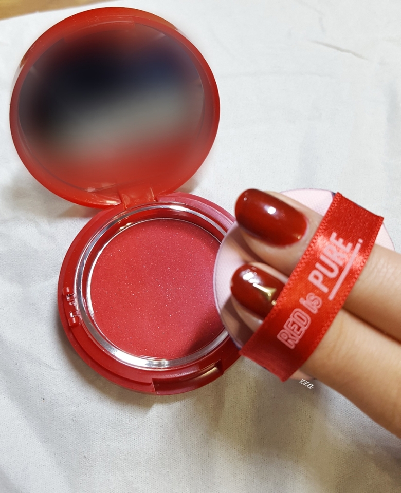 무려 두손가락만 들어가요...ㅎ
두손가락으로 토닥토닥 바르기 불편해서 자꾸 세손가락이 들어가려고 하지만 정말 간신히간신히 억지로 구겨넣어서 세 손가락이 들어가요ㅎㅎㅎㅎㅇ....