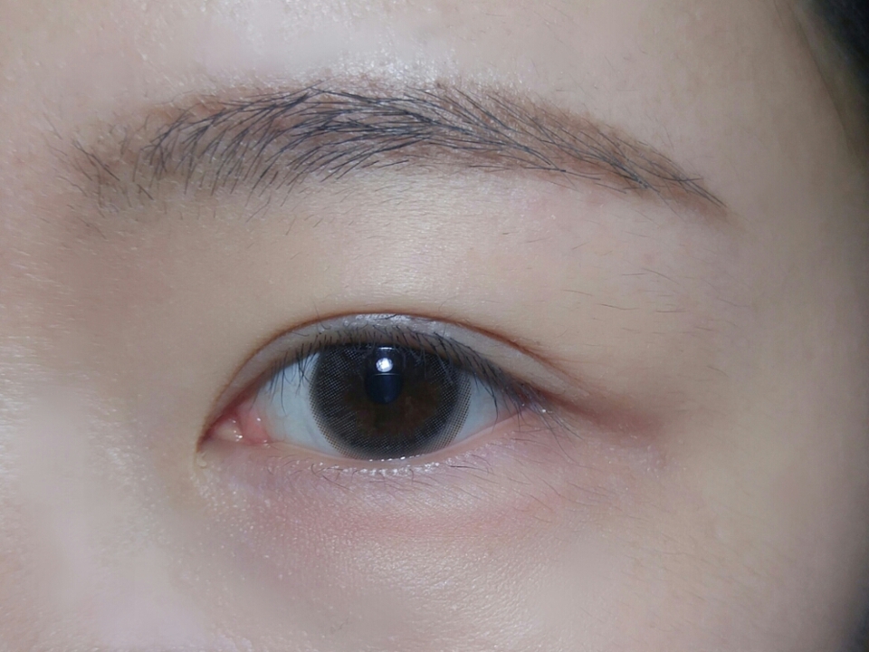 먼저 베이스와 눈썹을 마친 눈을 준비해줄게요! 
😭제가 환절기엔 이상하게 눈썹에 모가 나서 눈썹이 이상한점 양해부탁드려요😰