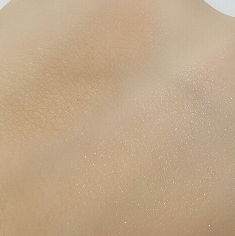 펴바른 사진입니다. 진짜 딱 자연스러운 정도의 음영감을 주는것 같아요. 더 빡센 컨투어링을 원하신다면 덧바르셔도 돼요. 

제형도 부드러워서 손으로도 잘 펴발라졌고 밀착력도 좋았습니다. 건조하지도 않네요.😀