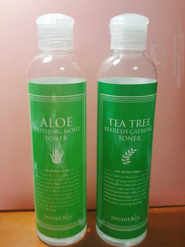 🍎시크릿키 토너에요
요거 이미 너무 유명해서 모르시는분 없을꺼라고 생각해요!
저도 몇통을 비우고 있는 토너랍니당
알로에는 매일매일사용하고 티트리는 뾰루지가 올라온날에
닦토로 닦아내면 좋아요👍 저는 미스트공병에 담아서 써요
많이많이 추천합니당!!
