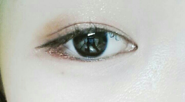 어퓨 아이라이너를 언더 삼각존에 그려주세요~