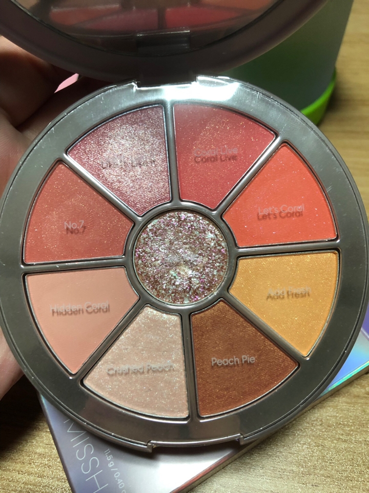 가운데 색상은 사용하니까 조금 미워지지만
발색에는 차이가 없으니 상관없어요
어마어마하게 반짝이더라구요