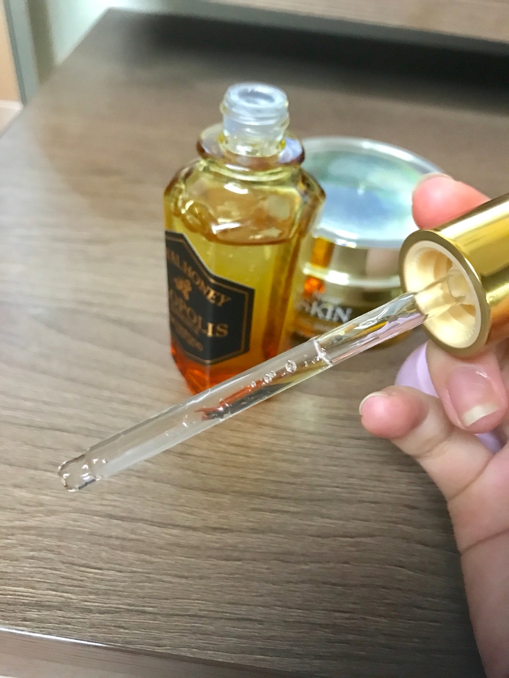 피부에 도포했을 시에는 쫀쫀하게 붙는 편이라 수분을 잡아주는 느낌이 들어요.
그리고 자고 일어나면*** 피부의 트러블이나 홍조기가 많이 옅어진 느낌이라 정말 좋습니다! 
