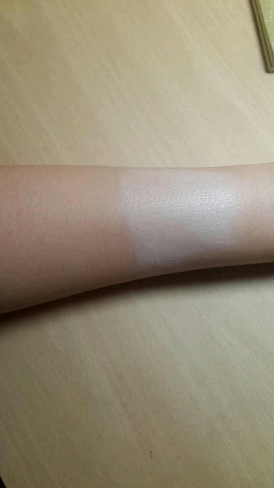1.하얘집니다 아주많이! 하지만 잘못하면 가부키가 될것같아요
2.촉촉하다 못해서 처음엔 잘발리지않아요ㅠ
3.지속력은 1시간? 거의 시간날때마다 한번씩 발라주는게 좋더라구요
4.네 잘뜹니다.(진지)
5.트러블이생기지는 않더라구요
