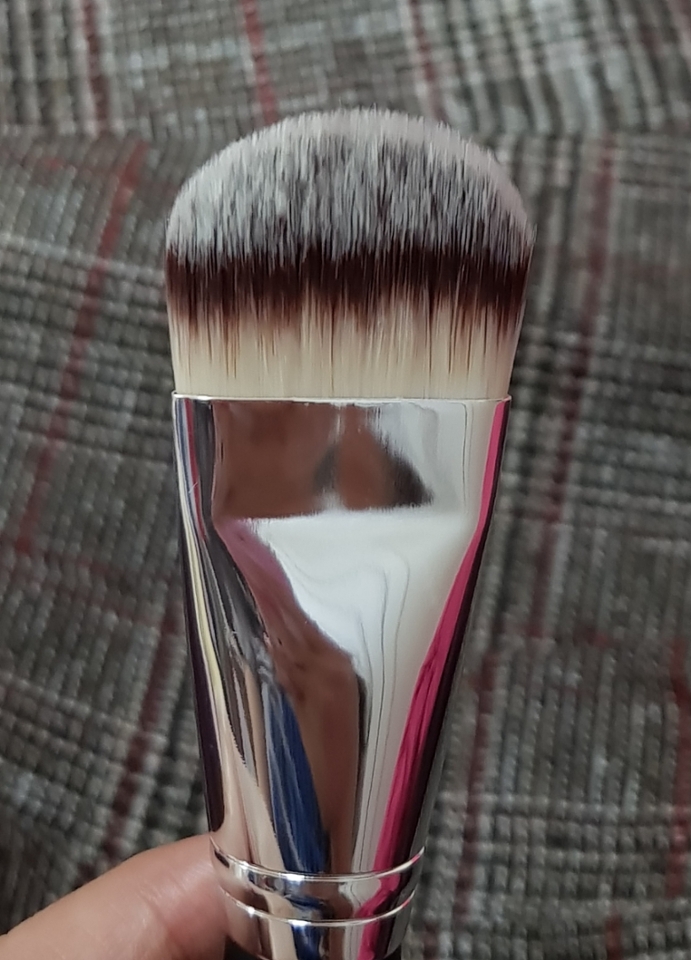 둥근 타원형에 납작한 브러쉬에요.