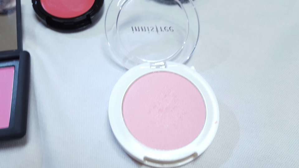 요건 이니스프리
벚꽃닮은 연핑크...?

인가 그렇고요,
참고로 이친구 톤은 좀 어둡고 
귤색립, 정석레드, 딥한mlbb가 잘어울리고 즐겨쓰더라고요!