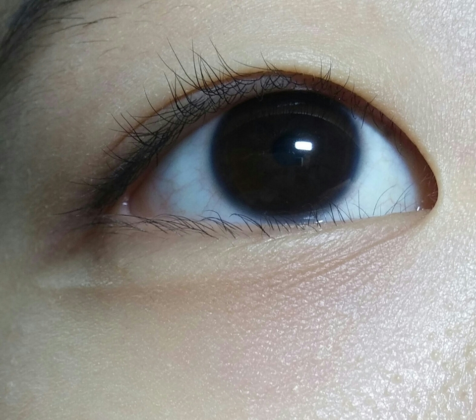 제 생눈이에요 ! 살짝 속쌍이라 눈뜨면 없어지는데 ㅠㅠ 확! 뜨지않는 이상 보여서 저랑 비슷한분들은 저랑 비슷하게 아이메이크업 하겠죠? 👀