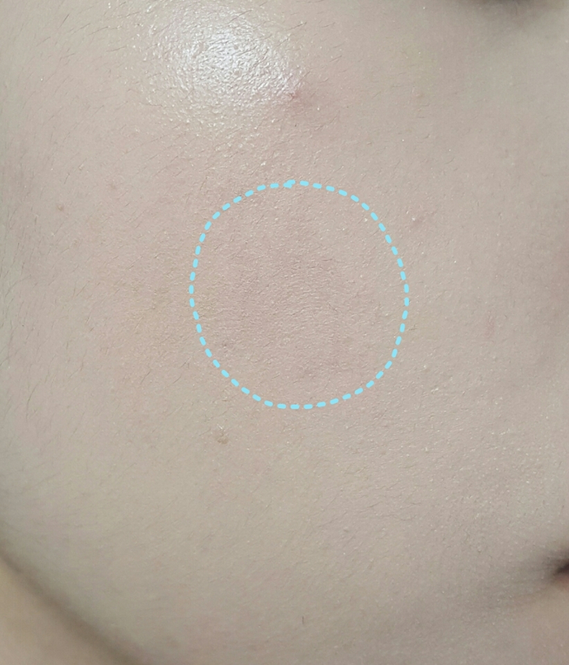 약간의 지문이 남았는데 확대해서 저렇게 보이지만 실제로 어느정도 거리를 두고보면 티는 안나요!