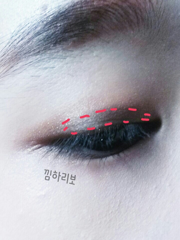 속쌍라인쪽에 진한 고동색 섀도우를 발라줍니다