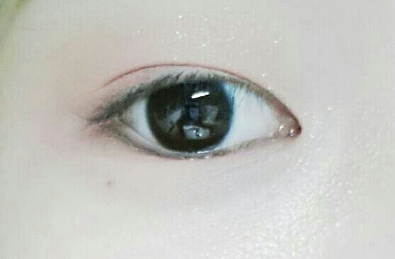 스트로베리헤븐을 눈 가운데와 언더 앞부분에 토독토독톡톡발라주세요