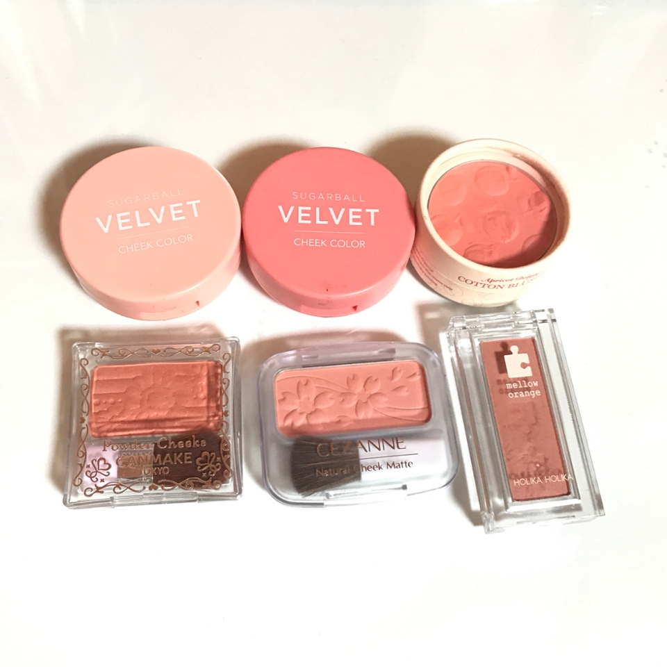순서대로 ❗️
아리따움 슈가볼 벨벳 블러셔 망고플라워/ 피치프레시 /스킨푸드 애프리콧 딜라이트 코튼 블러셔 맑은살구퐁당/ 캔메이크 파우더 치크 네이블오렌지 (펄있음)  / 세잔느 블러셔 102호 /홀리카홀리카 피스매칭 블러셔 멜로우오렌지 