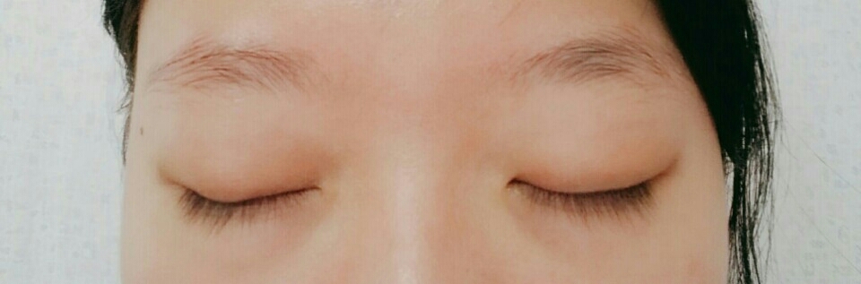 정말쉬우니깐 복잡하게생각하지마세요 ! 손목발색첫번째컬러 토스트로 눈두덩이전체에 손가락으로 대충발라주세요