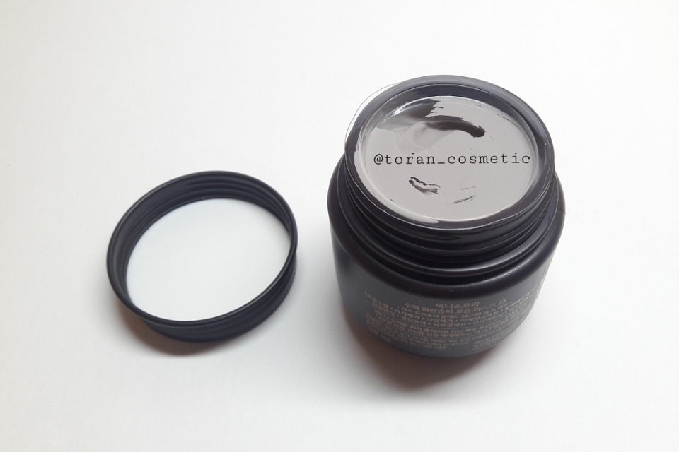 뚜껑은 돌려서 여는 타입입니다! 돌려서 열면 가운데 플라스틱막으로 한겹 더 외부로 보호처리 되어있는걸 볼 수 있습니다:) 요 플라스틱 막은 안버리시는걸 추천합니다. 