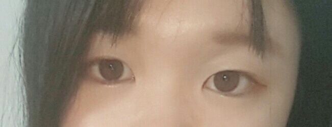 조명넣은 사진입니다!약간 노랗긴하죠? 그래도 그림자같은건 덜 지네요! 사실 눈만봐서 그렇지 셀카는 넣은게 훨 나아요..
어두운데서는 예쁘게 찍힐거같네요! 한번 구매해보시는것도 추천해요!

여기까지 숳찌의 셀카후레쉬팁이었습니다!
다음 뷰티팁에서 봐용😍