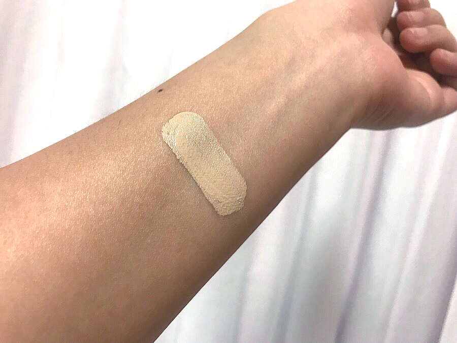 제가 엄청 까무잡잡한 피부톤이라 
제 피부에 바르면 국내 21호 웜톤 계열인데 
저렇게 발색이 되네요 차이가 좀 많이남 ㅋㅋ