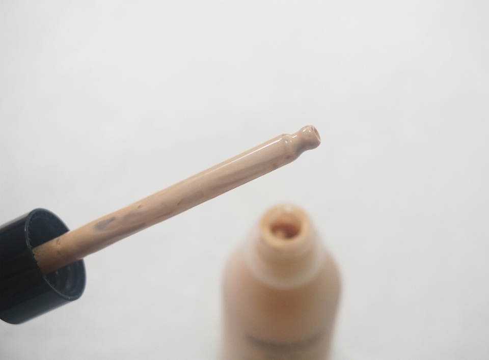 스포이드 타입으로 양조절이 쉽고 위생적으로 사용하실 수 있어요!

 2~3방울 정도면 얼굴전체를 바를 수 있어요~