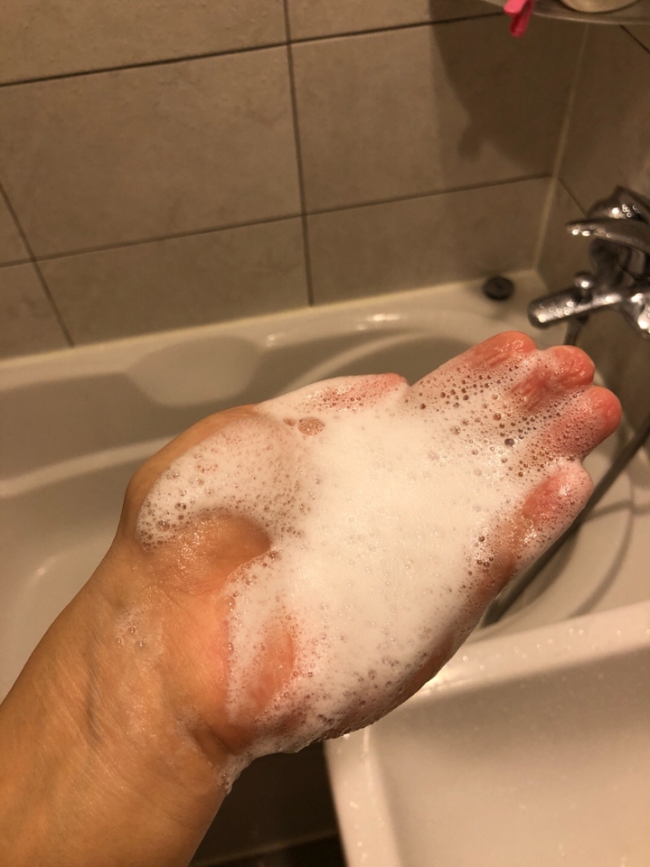 이렇게 진동 클렌져를 사용해주면 더욱 쫀쫀하고 밀착력있는 거품이 만들어져요!
트러블이나 민간성 피부에도 자극없이 사용이 가능하며
건성피부가 세안 후 에도 당김이나 건조함 없이 촉촉한을 유지시켜준답니다~